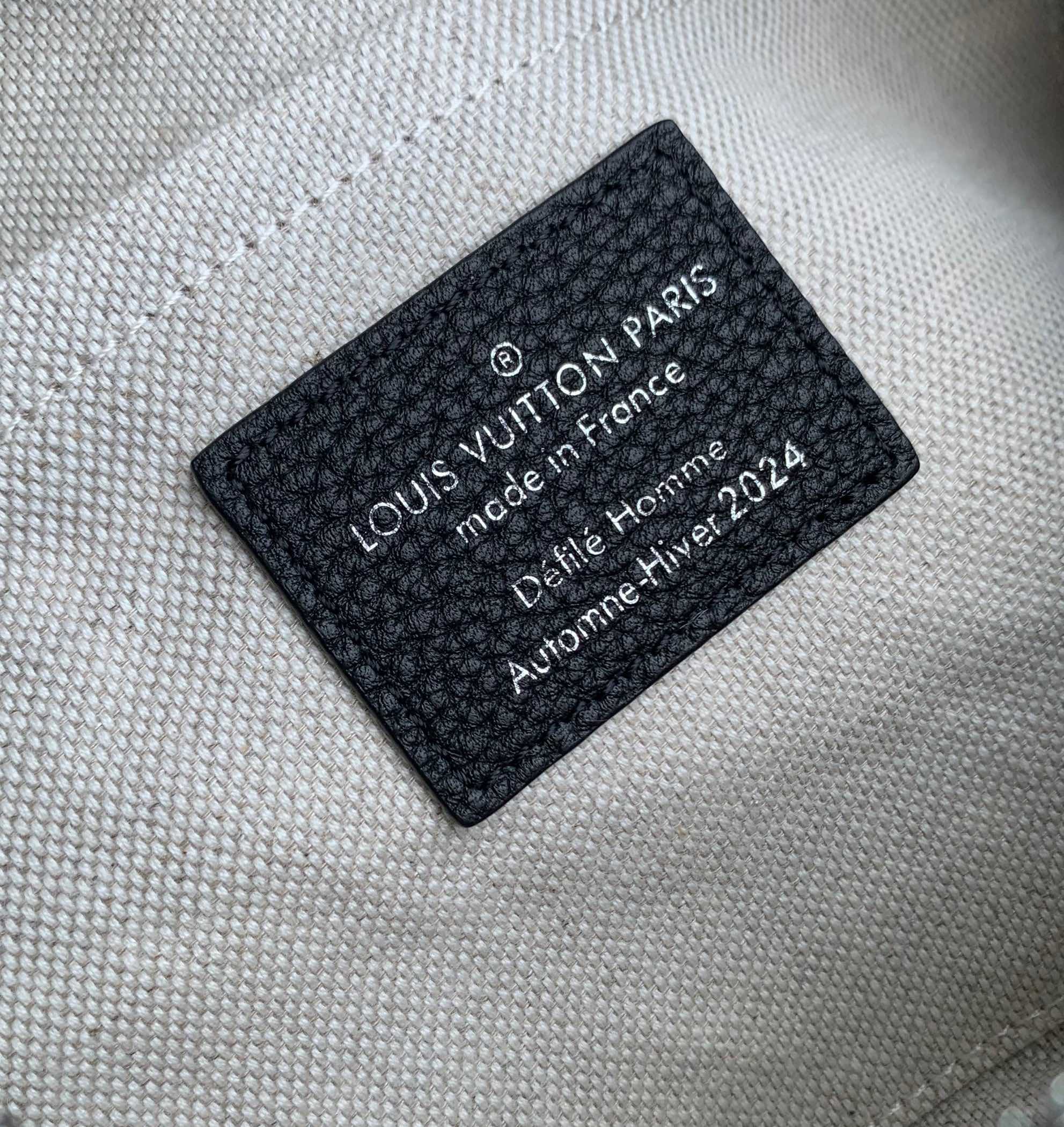 l**is V*t*n soul trunk east west -29 x 17.5 x 10cm