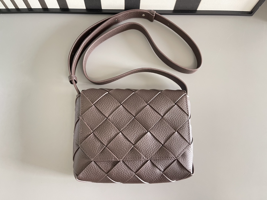 Bo*te*ga ve*ne*ta diago pouch-25x16.5x2cm