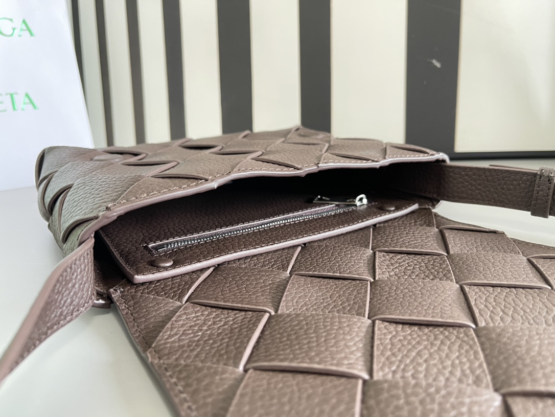 Bo*te*ga ve*ne*ta diago pouch-25x16.5x2cm