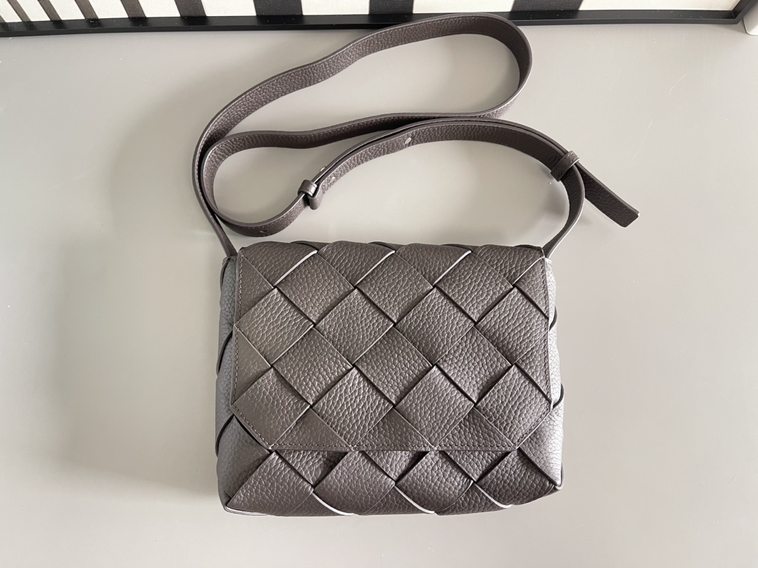 Bo*te*ga ve*ne*ta diago pouch-25x16.5x2cm